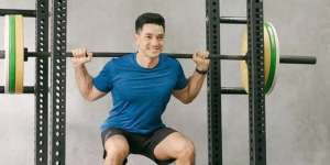 Potret Andrew White Suami Nana Mirdad Pamer Tubuh Berotot Saat Nge-Gym