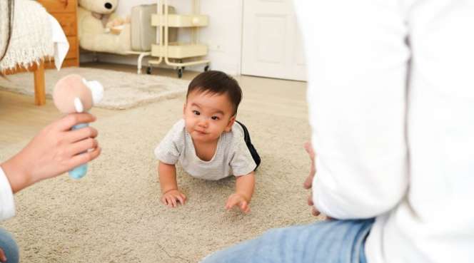Si Kecil Lebih Sering Merangkak Mundur, Normalkah? Yuk Cari Tahu