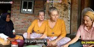 Ketika Pria Indonesia Nikah dengan Wanita Prancis, Mertua Bule Diajak Ngulek Rujak