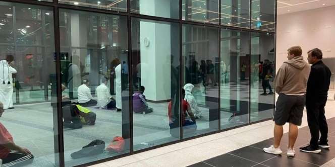 Viral Mushola Transparan di Piala Dunia 2022 Qatar, Fans Asing Tertegun Melihat Muslim Sholat