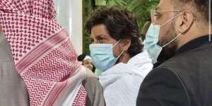 Video Viral Shah Rukh Khan Umroh, Jemaah Wanita Curi-Curi Potret Sang Megabintang
