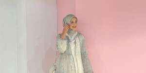 Buat Pashmina Lebih Rapi dan Menutup Dada dengan Trik Simple Influencer Vira Soto