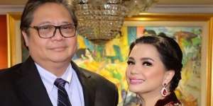 Kunjungi Korban Gempa, Gelang Istri Menko Perekonomian Airlangga Hartarto Bikin Salfok, Harganya Wow Banget!