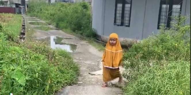 Lucunya Bocah Perempuan Menangis karena Ingin Ikut Ayah Sholat Jumat