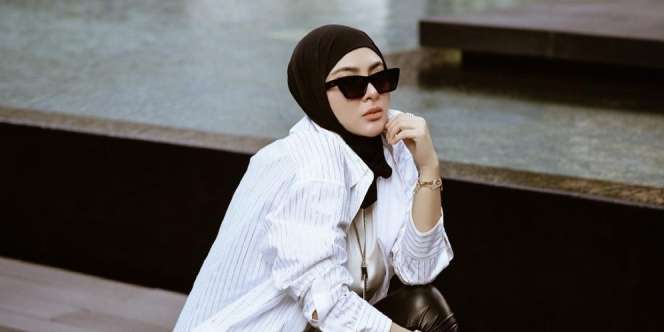 Gaya Edgy Syahrini Pakai Leather Boots Selutut, Harganya Rp28 Juta