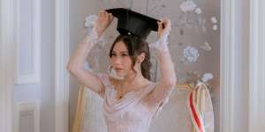 Momen Nadin Amizah Wisuda, Tampil Flawless dengan Riasan Simple