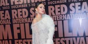 Gaya Glamor Luna Maya di Red Sea Film Festival, Tampil Bareng Shah Rukh Khan dan Kajol