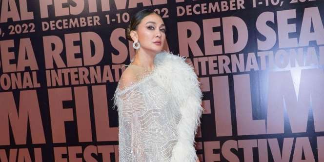 Gaya Glamor Luna Maya di Red Sea Film Festival, Tampil Bareng Shah Rukh Khan dan Kajol