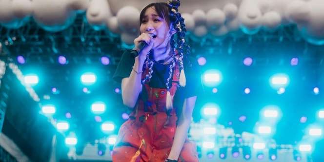 Aksi Musisi di 'Head in The Clouds' Hipnotis Penonton, Abadikan Momennya Jadi Konten Kece Pakai Galaxy Z Flip4 5G