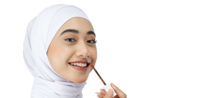 Trik MUA Memulas Riasan Bibir Menjadi Terlihat Lebih Tipis