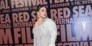 Sosok Bayangan Hitam di Belakang Luna Maya Bikin Salfok