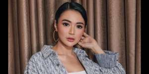 Potret Wika Salim Kenakan Scarf Jadi Kerudung Dipadu Busana Terbuka Tuai Sorotan