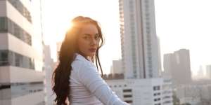 Erica Carlina Sat Set Set Ganti Baju di Pinggir Jalan, Netizen Auto Insecure Lihatnya