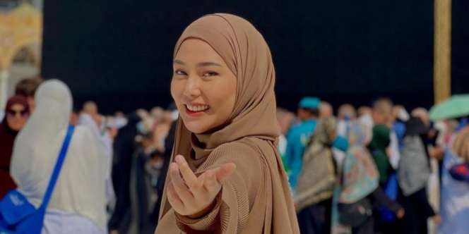 Intip Tampilan Dara Arafah di Tanah Suci, Anggun Dibalut Busana Syar'i