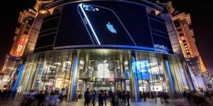 Borong 300 iPhone, Pria Ini Langsung Dirampok Saat Keluar Toko sampai Rugi Rp1,48 Miliar