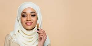 Cegah Lipstik Mengotori Gigi dengan Memakai Tisu