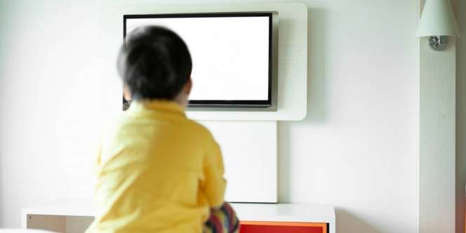 Tuai Kecaman, Orangtua Hukum Anak Menonton TV Semalaman