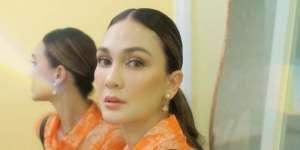 Potret Luna Maya Kerja sambil Ibadah di Arab Saudi