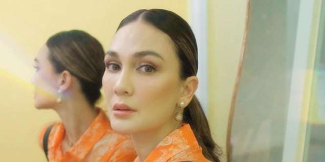 Potret Luna Maya Kerja sambil Ibadah di Arab Saudi