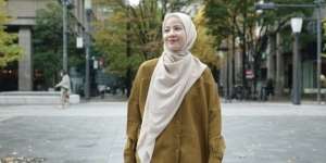 Cara Natasha Rizky Styling Kerudung Segi Empat Syarinya 