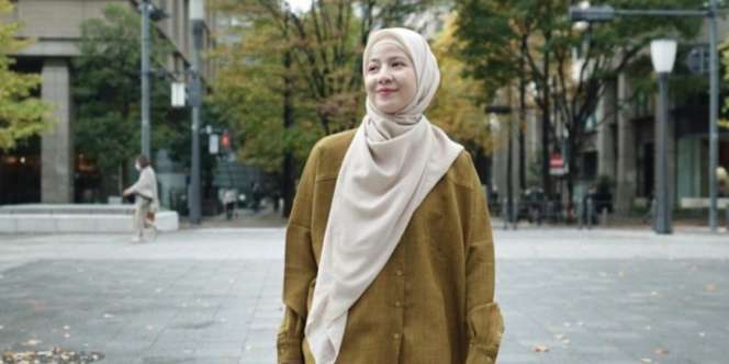 Cara Natasha Rizky Styling Kerudung Segi Empat Syarinya 