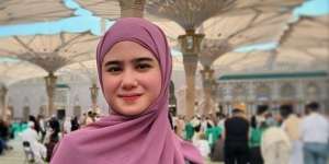 5 Potret Cantik Tissa Biani Berhijab Saat Ibadah Umroh di Tanah Suci