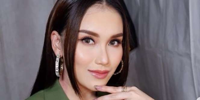 Gemasnya Sandal Karet Ayu Ting Ting, Intip Harganya