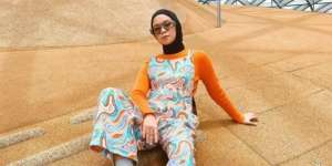 Gaya Tantri Namirah Tampil Tabrak Warna, Cantik dalam Paduan Mint dan Jingga