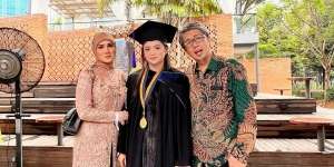 Potret Mulan Jameela dan Mantan Suami Kompak Hadiri Wisuda Sang Anak