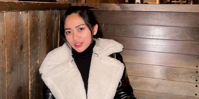 Tampil Manis dengan Atasan Puff Sleeve, Kemeja Rachel Vennya Cuma Dibanderol Rp159 Ribu