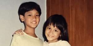 Anak Laki-Laki Bareng Saudara Perempuan di Foto Ini Sekarang Jadi Penyanyi Terkenal, Tebak Siapa Dia?