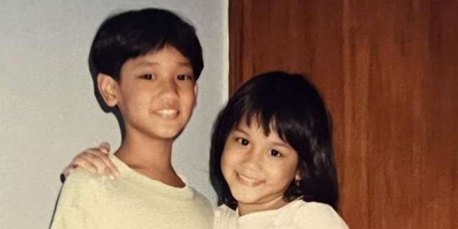Anak Laki-Laki Bareng Saudara Perempuan di Foto Ini Sekarang Jadi Penyanyi Terkenal, Tebak Siapa Dia?
