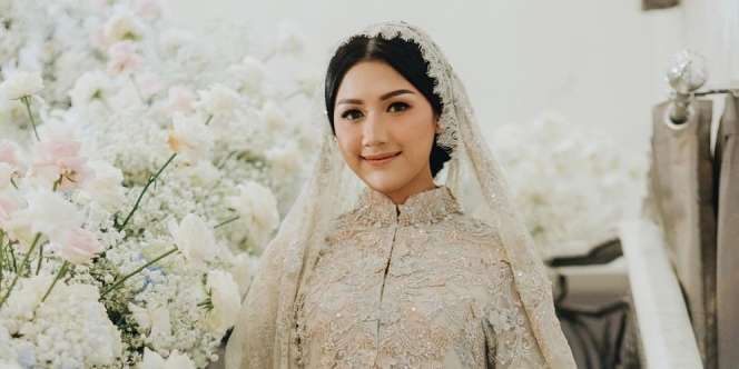Detail Kebaya Anggun Erina Gudono Kala Semaan Al-Qur`an Menjelang Pernikahan
