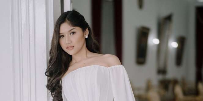 Pesona Erina Gudono Pakai Kebaya Rancangan Putri Anne Avantie
