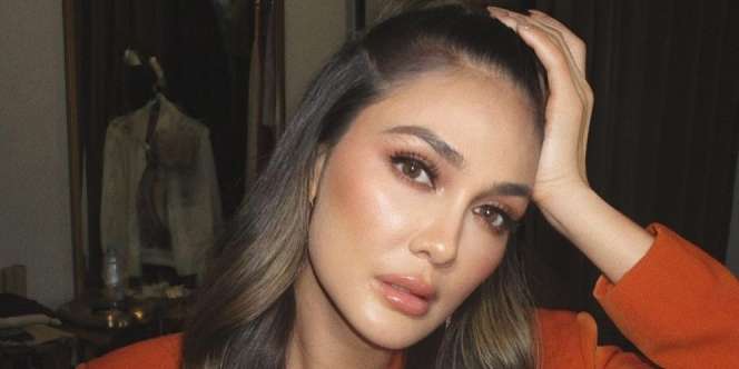 Penampakan Celana Jeans Kuning Luna Maya, Harganya Bikin Kunang-Kunang