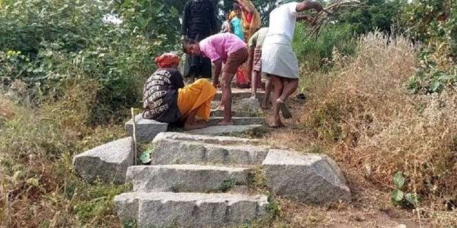 8 Tahun Pahat Batu Jadi 400 Anak Tangga, Pria Ini Tuai Pujian