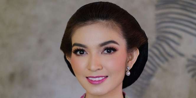 Selvi Ananda Tampil Flawless dengan Makeup Soft Glam di Acara Siraman Erina-Kaesang