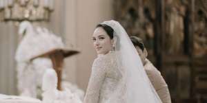 Kece Badai! Chelsea Islan Tampil Glamor dengan 2 Gaya Makeup di Acara Pernikahan