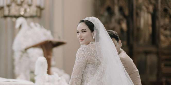 Kece Badai! Chelsea Islan Tampil Glamor dengan 2 Gaya Makeup di Acara Pernikahan