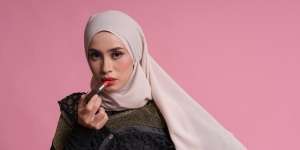 Konten Kocak Ritual MUA Saat Memakai Lipstik Merah