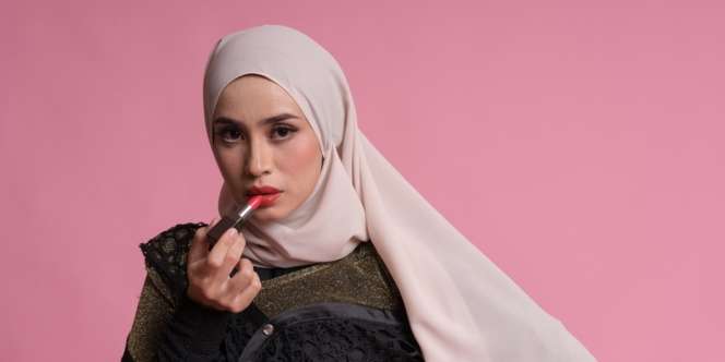 Konten Kocak Ritual MUA Saat Memakai Lipstik Merah