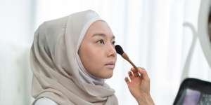 Bedak Padat VS Concealer, Mana yang Lebih Baik untuk Merapikan Pengaplikasian Makeup?