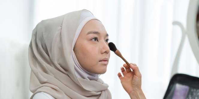 Bedak Padat VS Concealer, Mana yang Lebih Baik untuk Merapikan Pengaplikasian Makeup?