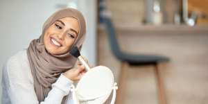 Tips Gunakan Blush dengan Beauty Tools Sesuai Look