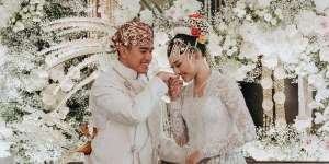 Kirab Pengantin, Kaesang dan Erina Lempar Souvenir