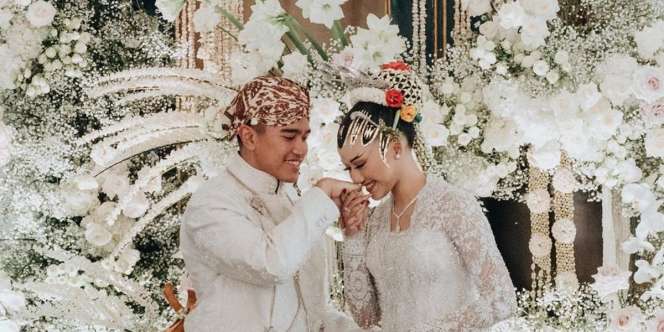 Kaesang dan Erina Gudono Langsungkan Budaya Kirab dengan Kereta Kencana