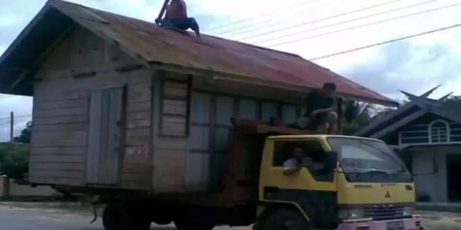 Aksi Nyeleneh Para Sopir Saat Mengangkut Barang yang Bikin Was-Was dan Deg-Degan, Takut Kalau Meleng