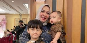 Ekspresi Lucu Rayyanza Lihat Rafathar Gendong Putri Caca Tengker, Cemburu?