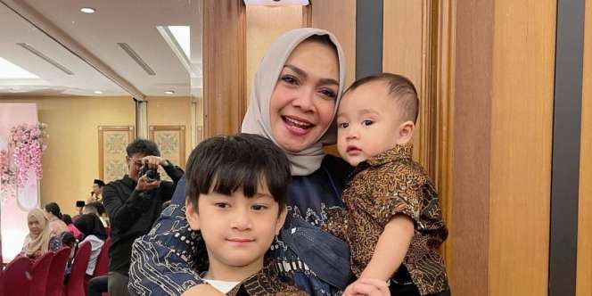 Ekspresi Lucu Rayyanza Lihat Rafathar Gendong Putri Caca Tengker, Cemburu?