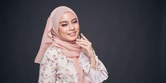 Cukup Semprot Air Kemasan, Begini Trik Mendapatkan Riasan yang Tahan Lama
